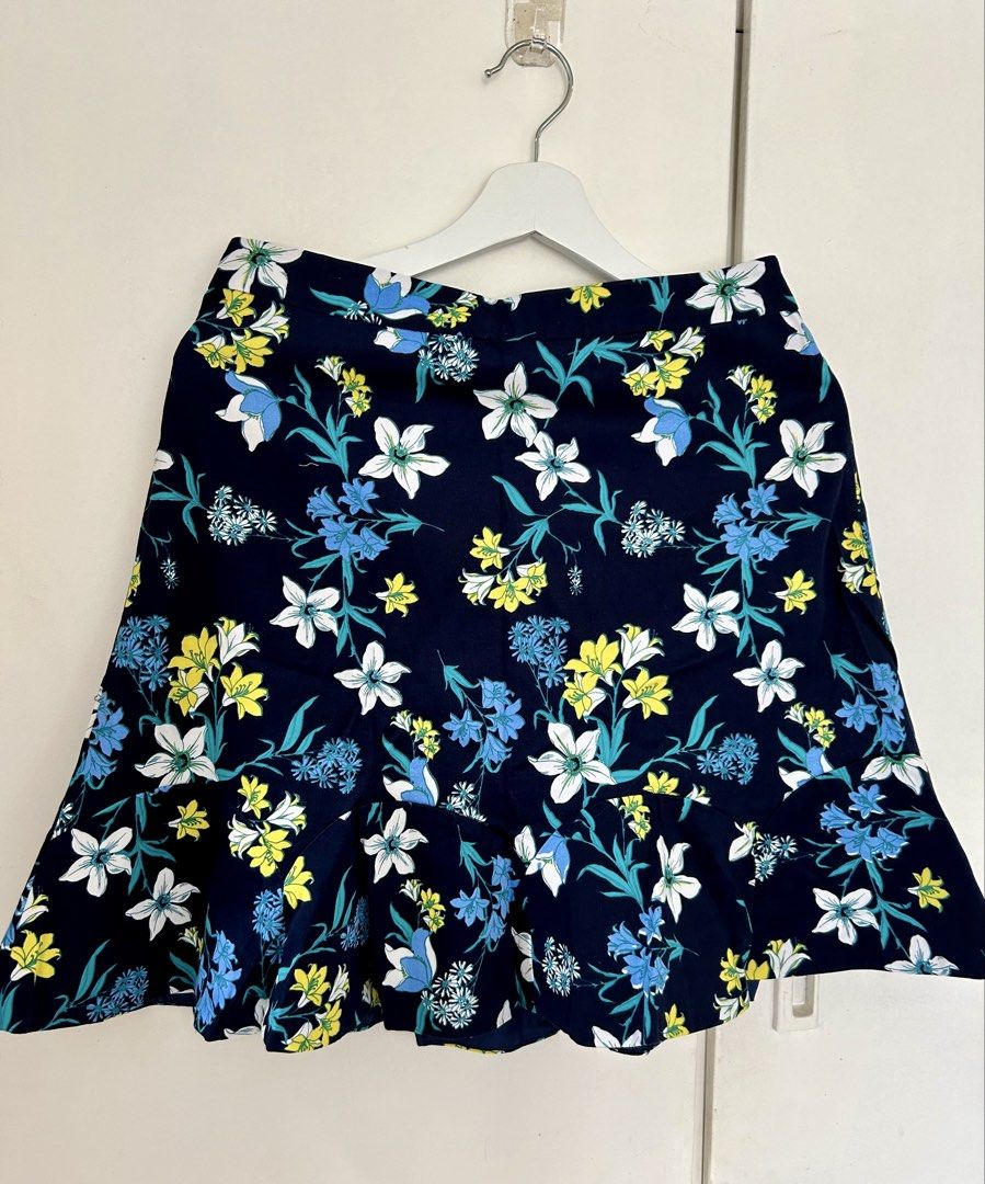 Floral mini skirt (Category: Skirts) located in Manila. Submitted by isabelle_1104 (Listing ID 1469644801, Image 1). Description: .