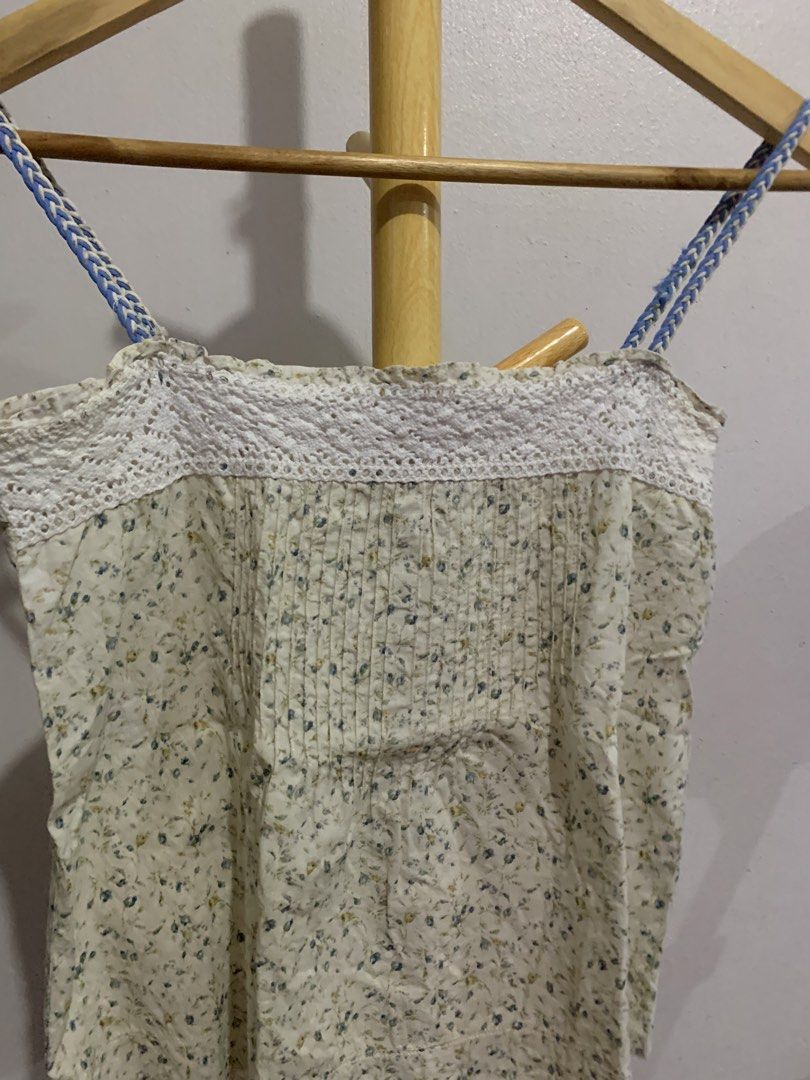 Floral Print Cami Top (Category: Sleeveless) located in Muntinlupa City. Submitted by pink.poppies (Listing ID 1469656282, Image 3). Description: .