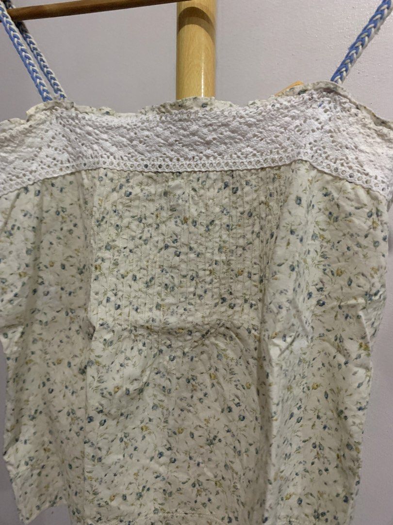Floral Print Cami Top (Category: Sleeveless) located in Muntinlupa City. Submitted by pink.poppies (Listing ID 1469656282, Image 2). Description: .