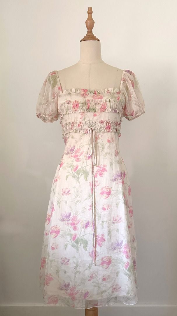 floral puff sleeves backless dress (Category: Dresses) located in Taguig. Submitted by esquepade (Listing ID 1469733244, Image 1). Description: size — small to medium bust: 34"-36" length: 30" details — • silk fabric • backless • ribbon closure.