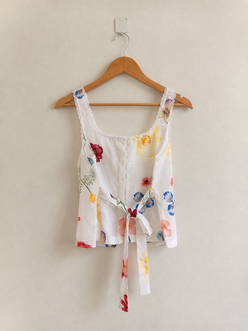 Floral Tank Top | Size - Small to Medium| (Category: Sets or Coordinates) located in Manila. Submitted by maxinesotto (Listing ID 1469708071, Image 3). Description: ‎📢 ₱100 ‎📍 Location: Tayuman, Manila ‎ ‎Details: ‎✓ Condition: Good as new ‎✓ RFS: Decluttering ‎✓ Size: Indicated in the listing title ‎ ‎Payment: GCash (Payment first) ‎ ‎Delivery: ‎- Same day pick-up via Lalamove / Joyride / Angkas ‎ ‎First to pay, first to get the item. ‎No rese