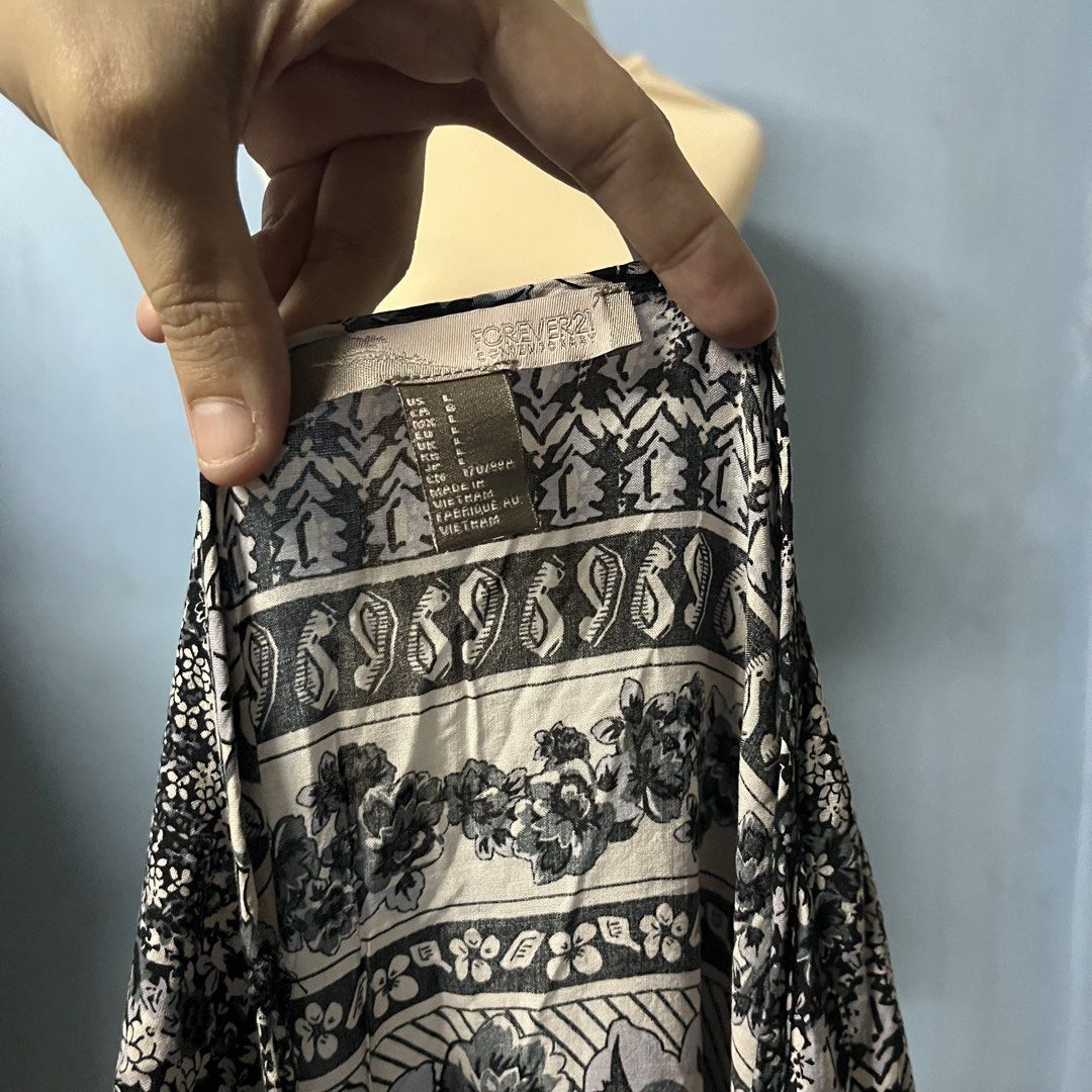 Forever 21 Black And White Patterned Dress Size L (Category: Dresses) located in Valenzuela. Submitted by musearchive (Listing ID 1469720109, Image 3). Description: 31x15 As is Jnt Gcash.