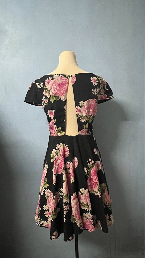 Forever 21 Floral dress large (Category: Dresses) located in Valenzuela. Submitted by musearchive (Listing ID 1469727956, Image 2). Description: 30x18 No issue Jnt Gcash.