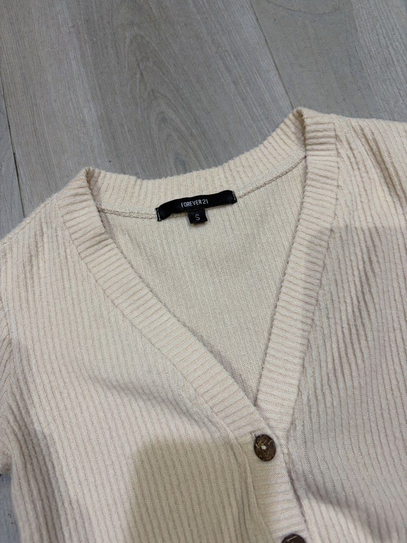 Forever 21 Knitted Cropped Top (Category: Shirts) located in Pasig City. Submitted by chamoisee (Listing ID 1469652412, Image 2). Description: Forever 21 Knitted Cropped Top 14”x14” small on tag.