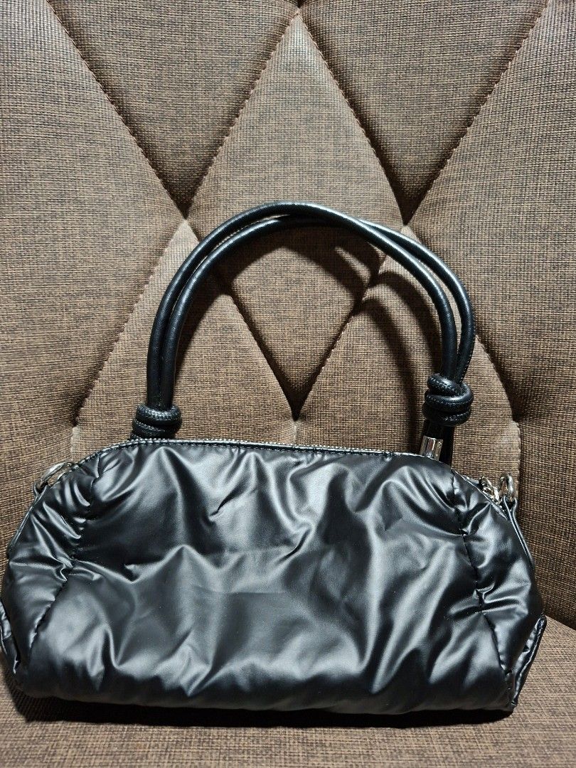 Forever 21 Knotted Strap Shoulder Bag (Category: Shoulder Bags) located in Makati City. Submitted by paudeclutters (Listing ID 1469678210, Image 2). Description: - bought it from Forever 21 (SRP) - used 3-4x.