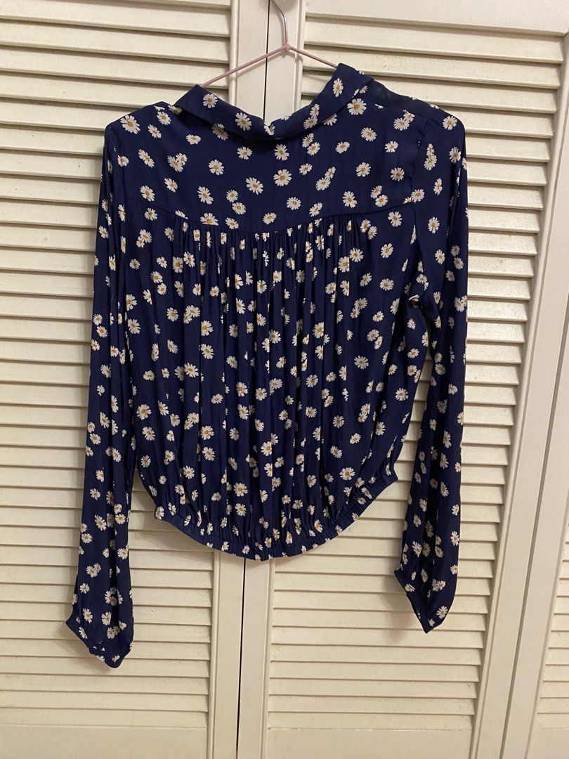 Forever 21 Navy Blue Daisy Print Blouse (Category: Blouses) located in Quezon City. Submitted by chloe.max (Listing ID 1469640820, Image 2). Description: - Brand: Forever 21 - Color/Pattern: Dark navy blue with all-over white daisy print - Sleeves: Long sleeves with elastic cuffs - Size: Small - Material: Lightweight and comfortable.