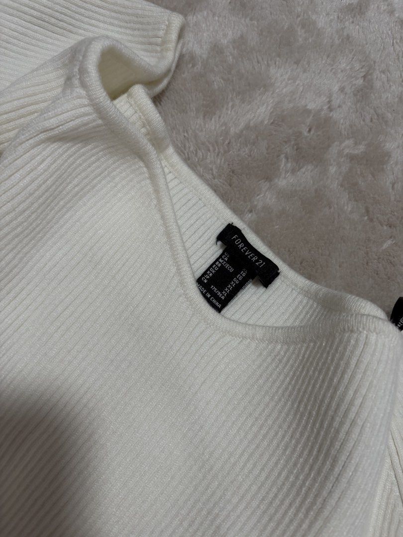 Forever 21 Off-Shoulder Ribbed White Knit Top (Category: Longsleeves) located in Mandaluyong City. Submitted by sckyomiii (Listing ID 1469586953, Image 2). Description: - Brand: Forever 21 - Color: White - Size: XL - Material: Stretchy ribbed knit fabric - Design: Off-the-shoulder with V-cut front, long sleeves, fitted silhouette.