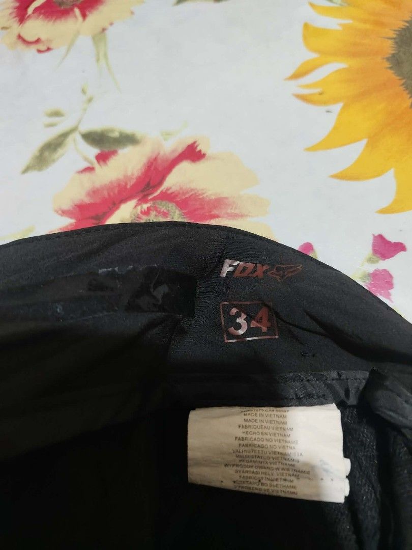 FOX RACING SHORTS (Category: Shorts) located in Tubigon. Submitted by negosyanthrift (Listing ID 1469588921, Image 2). Description: Waist:34 Length:22 Thighs:12.5 Leg Open:11 No issue As new condition Need wash only 🏷️649+sf.