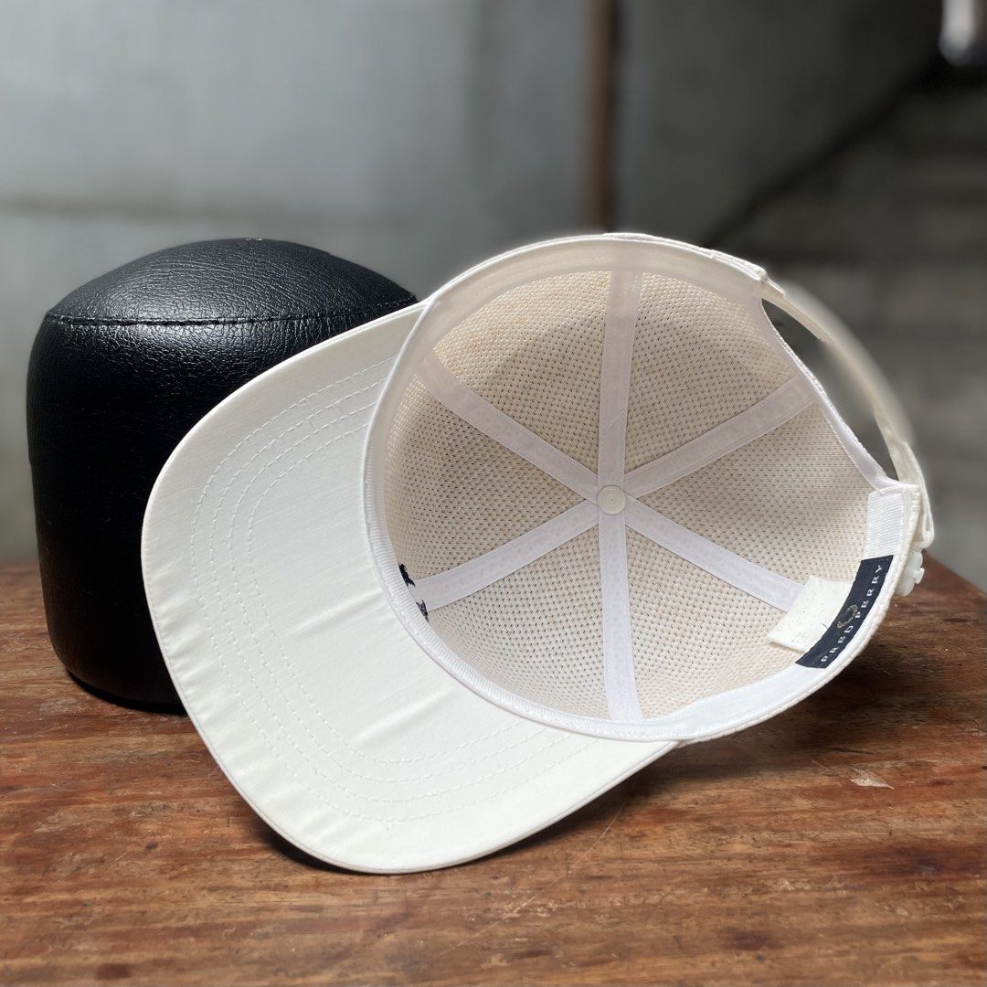 Fred Perry Classic Piqué Cap White (Category: Caps & Hats) located in Pandi. Submitted by 28hundreds (Listing ID 1469659610, Image 3). Description: Fred Perry Classic Piqué Cap White OSFA (one size fits all) excellent condition, authentic, premium, breathable, textured cotton piqué mesh, adjustable strap see detailed pics to appreciate the piece. - 1500 +sf.