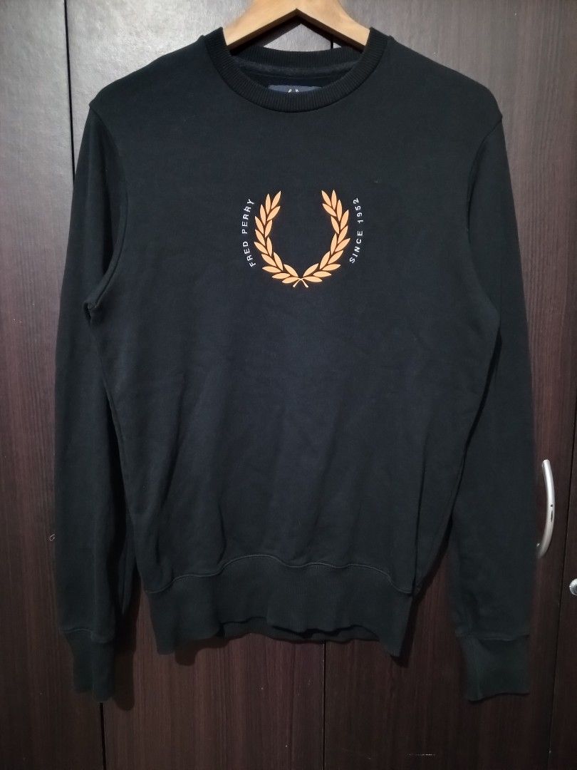 Fred Perry Laurel Wreath Crew Sweatshirt (Category: Luxury Apparel) located in Santa Maria. Submitted by paulo-garcia21 (Listing ID 1469587198, Image 1). Description: small on tag 19 by 27 no flaws excellent.