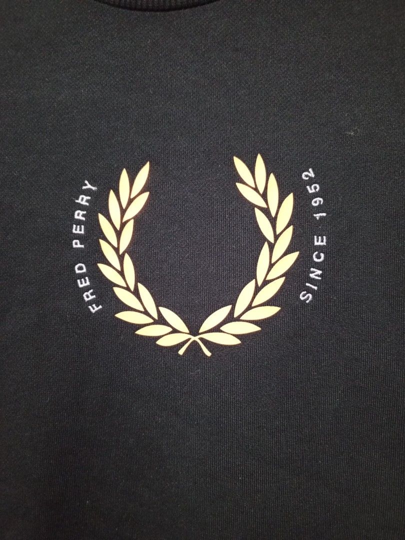 Fred Perry Laurel Wreath Crew Sweatshirt (Category: Luxury Apparel) located in Santa Maria. Submitted by paulo-garcia21 (Listing ID 1469587198, Image 2). Description: small on tag 19 by 27 no flaws excellent.