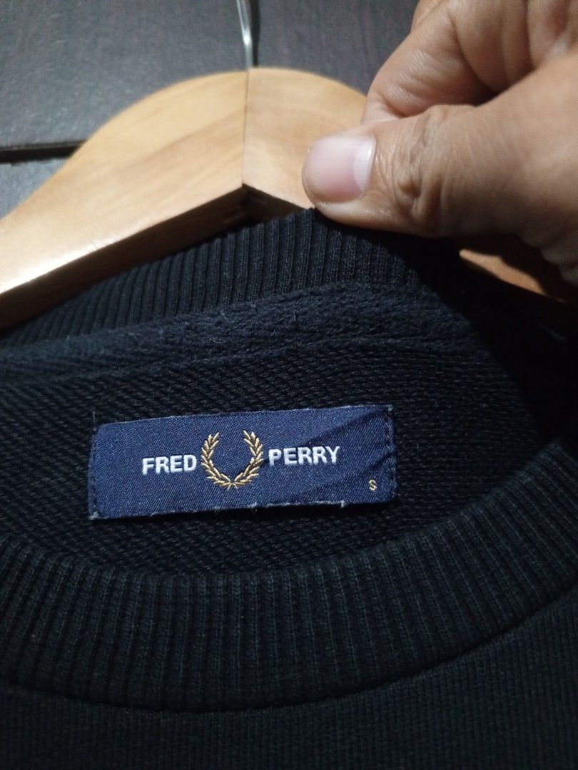 Fred Perry Laurel Wreath Crew Sweatshirt (Category: Luxury Apparel) located in Santa Maria. Submitted by paulo-garcia21 (Listing ID 1469587198, Image 3). Description: small on tag 19 by 27 no flaws excellent.