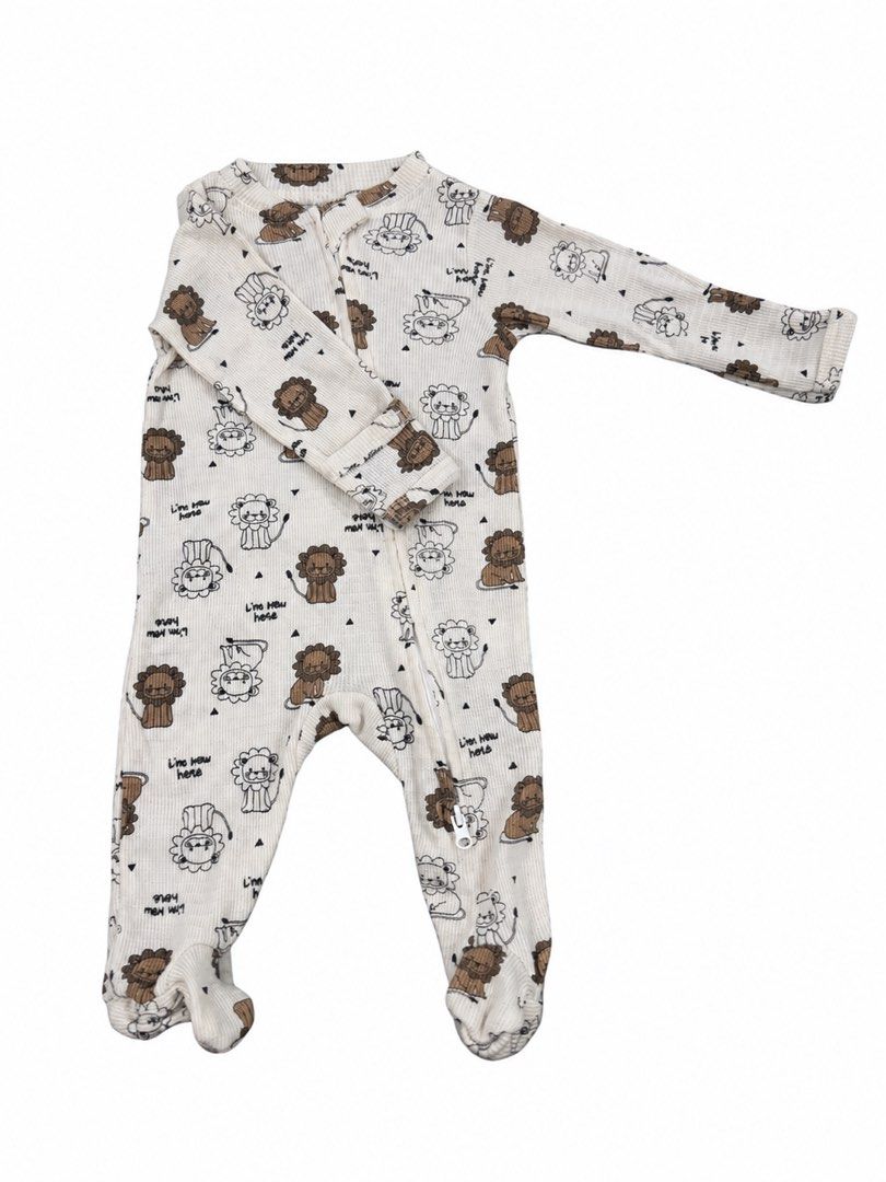 Frogsuit (2 way zipper, 0-3M) (Category: Babies & Kids Fashion) located in Angeles City. Submitted by aeapreloved (Listing ID 1469651696, Image 2). Description: 🐸 Preloved Frogsuit | 0–3 Months 🩷 ✨ Never worn, washed only 🧤 Built-in mittens 🦶 Footed design 🤍 2-way zipper for easy diaper changes Like-new condition! Baby outgrew it before getting the chance to wear it. 🥹 📦 Available for shipping .