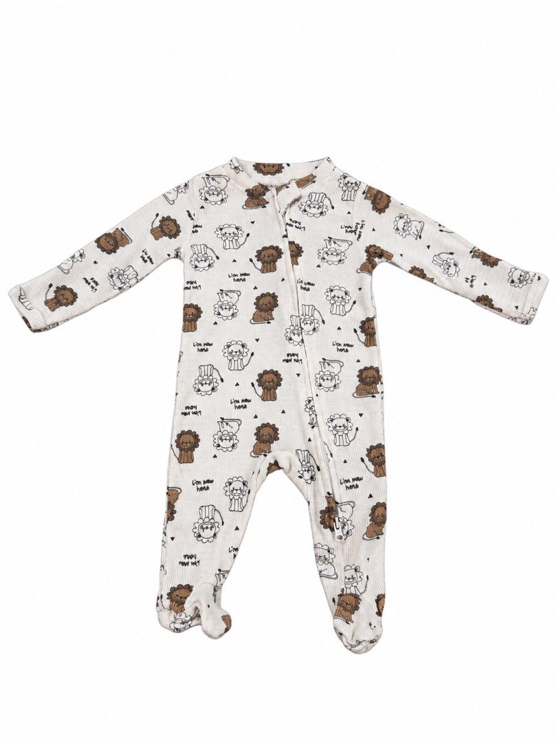 Frogsuit (2 way zipper, 0-3M) (Category: Babies & Kids Fashion) located in Angeles City. Submitted by aeapreloved (Listing ID 1469651696, Image 1). Description: 🐸 Preloved Frogsuit | 0–3 Months 🩷 ✨ Never worn, washed only 🧤 Built-in mittens 🦶 Footed design 🤍 2-way zipper for easy diaper changes Like-new condition! Baby outgrew it before getting the chance to wear it. 🥹 📦 Available for shipping .