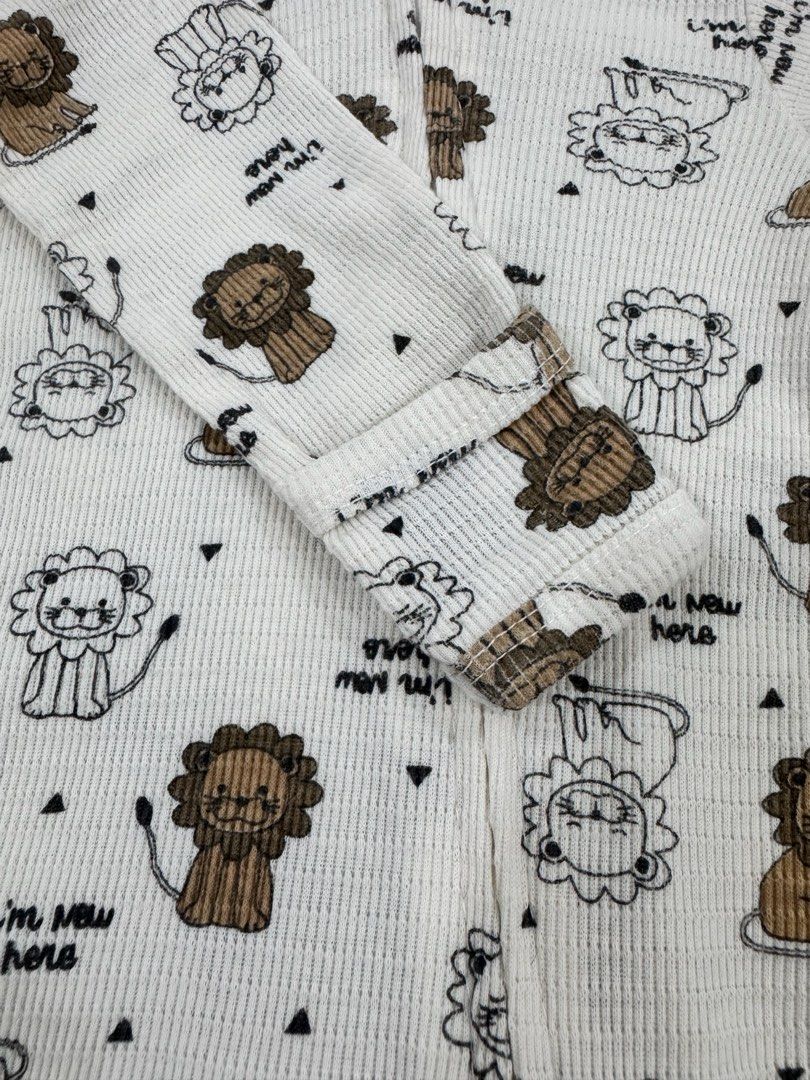 Frogsuit (2 way zipper, 0-3M) (Category: Babies & Kids Fashion) located in Angeles City. Submitted by aeapreloved (Listing ID 1469651696, Image 3). Description: 🐸 Preloved Frogsuit | 0–3 Months 🩷 ✨ Never worn, washed only 🧤 Built-in mittens 🦶 Footed design 🤍 2-way zipper for easy diaper changes Like-new condition! Baby outgrew it before getting the chance to wear it. 🥹 📦 Available for shipping .