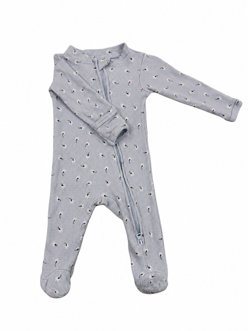 Frogsuit (2 way zipper, 0-3M) (Category: Babies & Kids Fashion) located in Angeles City. Submitted by aeapreloved (Listing ID 1469652477, Image 2). Description: 🐸 Preloved Frogsuit | 0–3 Months 🩷 ✨ Never worn, washed only 🧤 Built-in mittens 🦶 Footed design 🤍 2-way zipper for easy diaper changes Like-new condition! Baby outgrew it before getting the chance to wear it. 🥹 📦 Available for shipping .