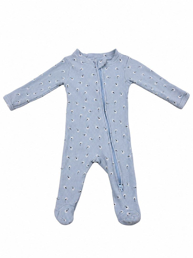 Frogsuit (2 way zipper, 0-3M) (Category: Babies & Kids Fashion) located in Angeles City. Submitted by aeapreloved (Listing ID 1469652477, Image 1). Description: 🐸 Preloved Frogsuit | 0–3 Months 🩷 ✨ Never worn, washed only 🧤 Built-in mittens 🦶 Footed design 🤍 2-way zipper for easy diaper changes Like-new condition! Baby outgrew it before getting the chance to wear it. 🥹 📦 Available for shipping .