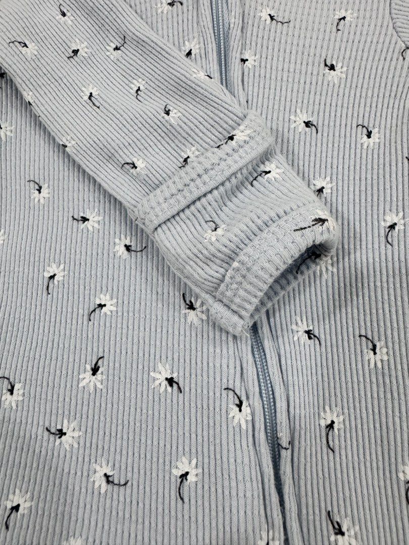 Frogsuit (2 way zipper, 0-3M) (Category: Babies & Kids Fashion) located in Angeles City. Submitted by aeapreloved (Listing ID 1469652477, Image 3). Description: 🐸 Preloved Frogsuit | 0–3 Months 🩷 ✨ Never worn, washed only 🧤 Built-in mittens 🦶 Footed design 🤍 2-way zipper for easy diaper changes Like-new condition! Baby outgrew it before getting the chance to wear it. 🥹 📦 Available for shipping .