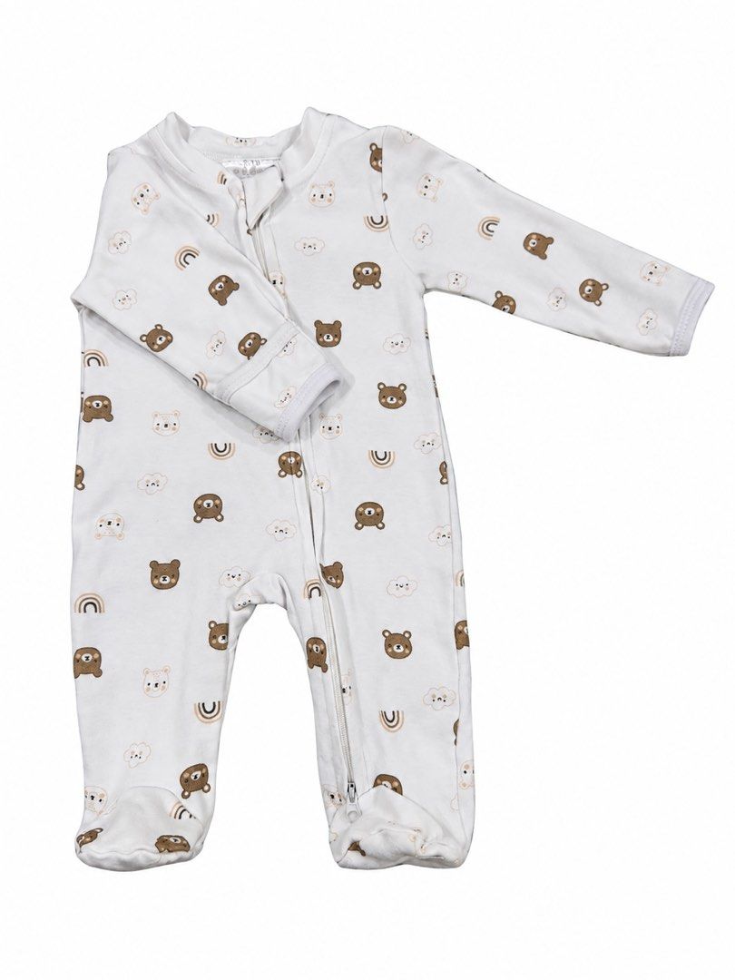 Frogsuit (2 way zipper, 0-3M) (Category: Babies & Kids Fashion) located in Angeles City. Submitted by aeapreloved (Listing ID 1469654482, Image 2). Description: 🐸 Preloved Frogsuit | 0–3 Months 🩷 ✨ Never worn, washed only 🧤 Built-in mittens 🦶 Footed design 🤍 2-way zipper for easy diaper changes Like-new condition! Baby outgrew it before getting the chance to wear it. 🥹 📦 Available for shipping .