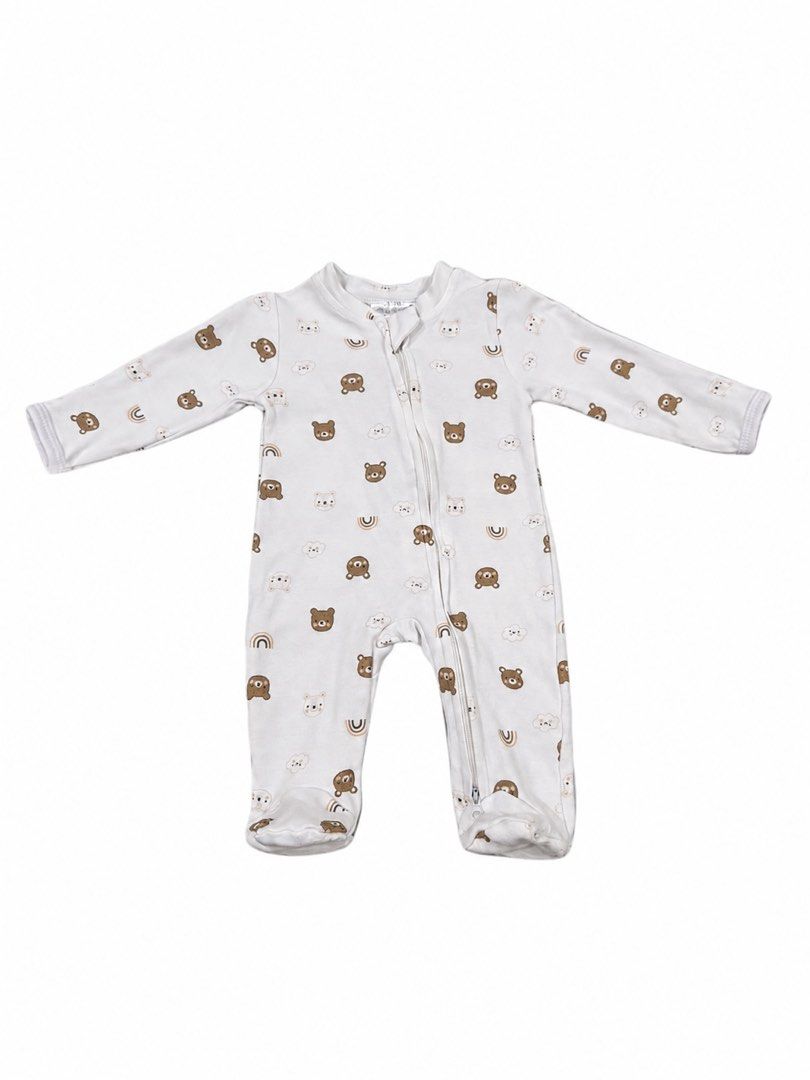 Frogsuit (2 way zipper, 0-3M) (Category: Babies & Kids Fashion) located in Angeles City. Submitted by aeapreloved (Listing ID 1469654482, Image 1). Description: 🐸 Preloved Frogsuit | 0–3 Months 🩷 ✨ Never worn, washed only 🧤 Built-in mittens 🦶 Footed design 🤍 2-way zipper for easy diaper changes Like-new condition! Baby outgrew it before getting the chance to wear it. 🥹 📦 Available for shipping .