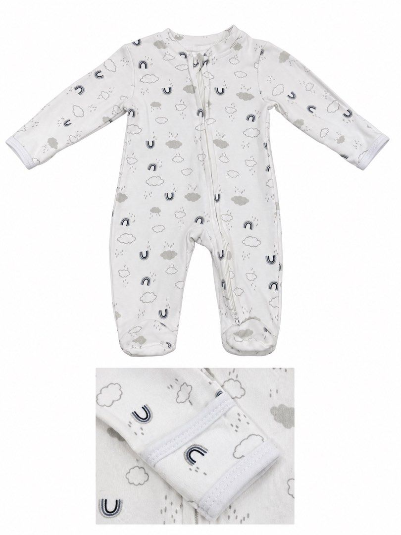 Frogsuit (2 way zipper, 0-3M) (Category: Babies & Kids Fashion) located in Angeles City. Submitted by aeapreloved (Listing ID 1469654892, Image 1). Description: 🐸 Preloved Frogsuit | 0–3 Months 🩷 ✨ Never worn, washed only 🧤 Built-in mittens 🦶 Footed design 🤍 2-way zipper for easy diaper changes Like-new condition! Baby outgrew it before getting the chance to wear it. 🥹 📦 Available for shipping .