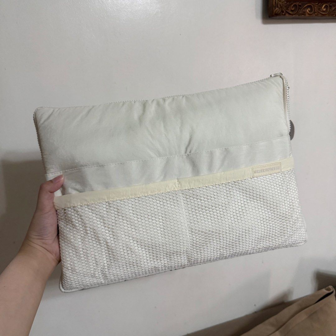 Galleritote Laptop Bag 14" (Category: Purses & Pouches) located in Lipa City. Submitted by g_declutters (Listing ID 1469635799, Image 1). Description: Color/Material: cream puffy waterproof Pockets: Front mesh pocket with white trim Closure: Secure chunky top zipper with attached tag Condition: Clean surface, no stains or damage RFS: Too big for my MBN.