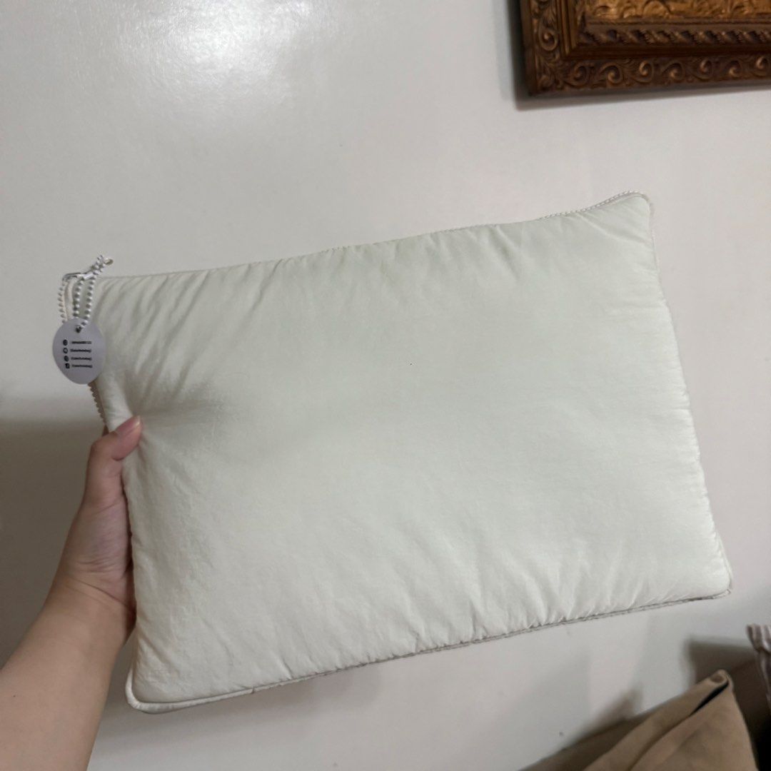 Galleritote Laptop Bag 14" (Category: Purses & Pouches) located in Lipa City. Submitted by g_declutters (Listing ID 1469635799, Image 2). Description: Color/Material: cream puffy waterproof Pockets: Front mesh pocket with white trim Closure: Secure chunky top zipper with attached tag Condition: Clean surface, no stains or damage RFS: Too big for my MBN.
