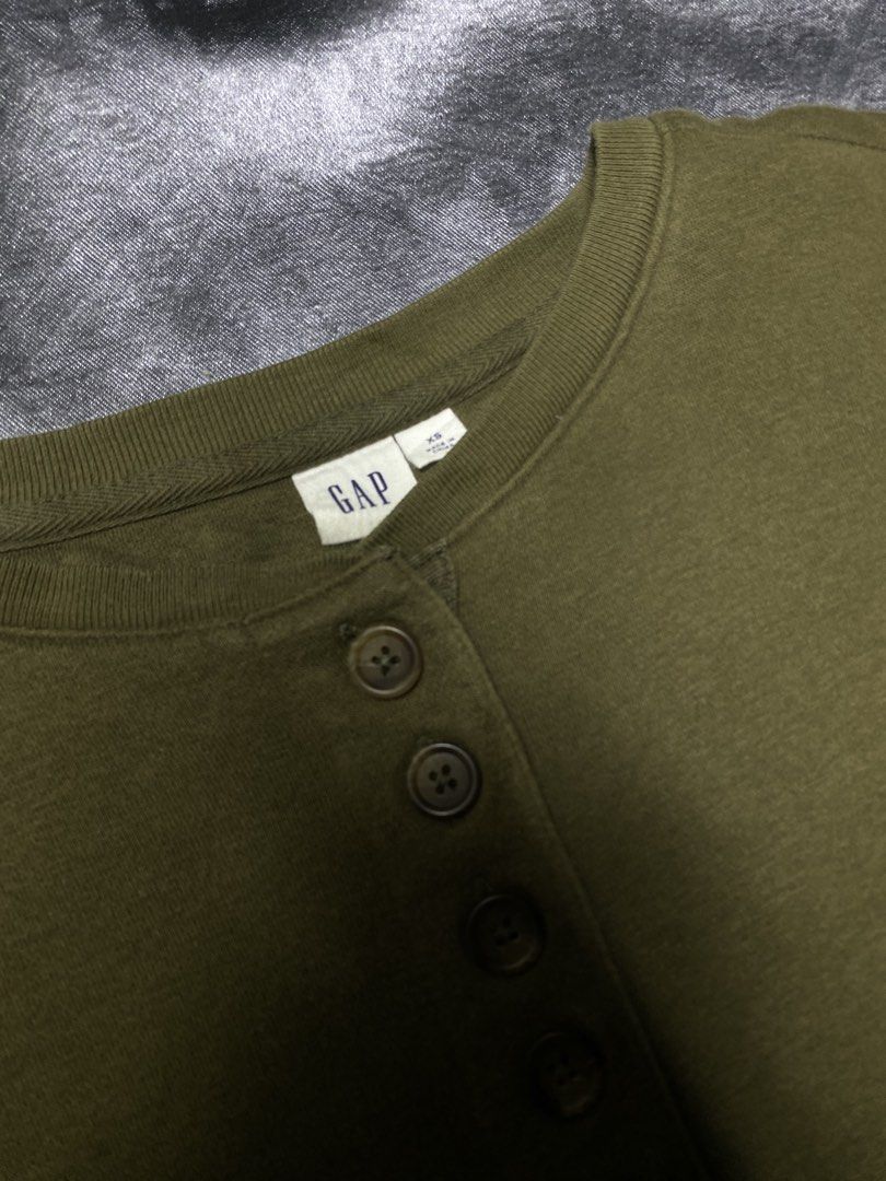 GAP BOXY HENLEY SWEATER (Category: Coats, Jackets and Outerwear) located in General Trias. Submitted by kevinthriftshop (Listing ID 1469658850, Image 2). Description: .