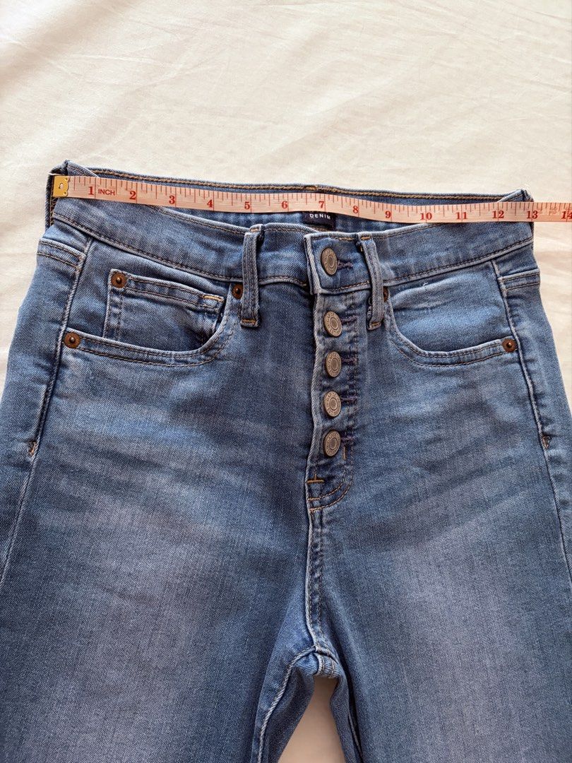 Gap Denim Button Fly Jeans (Category: Jeans) located in Las Pinas. Submitted by sabs28 (Listing ID 1469694397, Image 2). Description: .