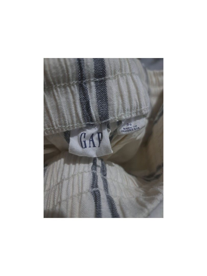 Gap Linen Blend Striped Trousers (Category: Other Bottoms) located in Legazpi City. Submitted by alyblueberyl (Listing ID 1469686040, Image 3). Description: Size 24-25 Perfect for beachwear 2 pockets front and back.