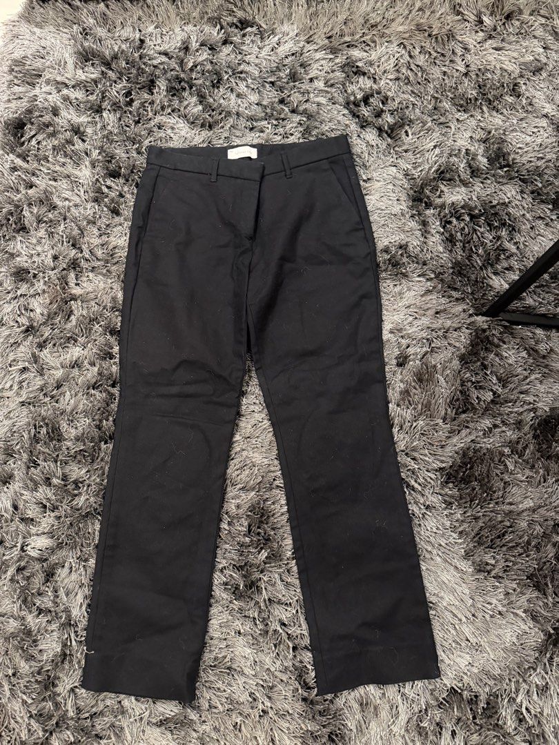 Gap Tailored Crop Black Capris Pants (Category: Other Bottoms) located in Quezon City. Submitted by tishaagba (Listing ID 1469647260, Image 1). Description: .