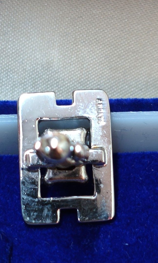 Garnet Cufflink with Silver F markings Japan source (Category: Other Accessories) located in Quezon City. Submitted by gemaicloset (Listing ID 1469581382, Image 2). Description: .