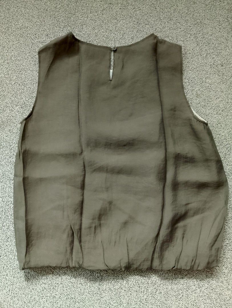 Georges Rech Sleeveless Tops (Category: Sleeveless) located in Cabadbaran. Submitted by ztsfinds (Listing ID 1469642604, Image 2). Description: Georges Rech Sleeveless Tops -This is curated ukay clothes, already washed. -Color may vary due to lighting. -Nakagarter yong hem at sa may underarm side. -Size: 77/Large (95-165) -Chest Circumference 95 cm -Length:57 cm -Width:54 cm.