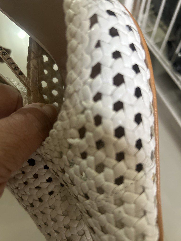 Ginza Kanematsu white size 22 1/2 (Category: Heels) located in Cavite. Submitted by cecitrifthshop (Listing ID 1469627025, Image 2). Description: white woven leather slingback pumps by the Japanese luxury footwear brand Ginza Kanematsu size 22 1/2 still in good condition.