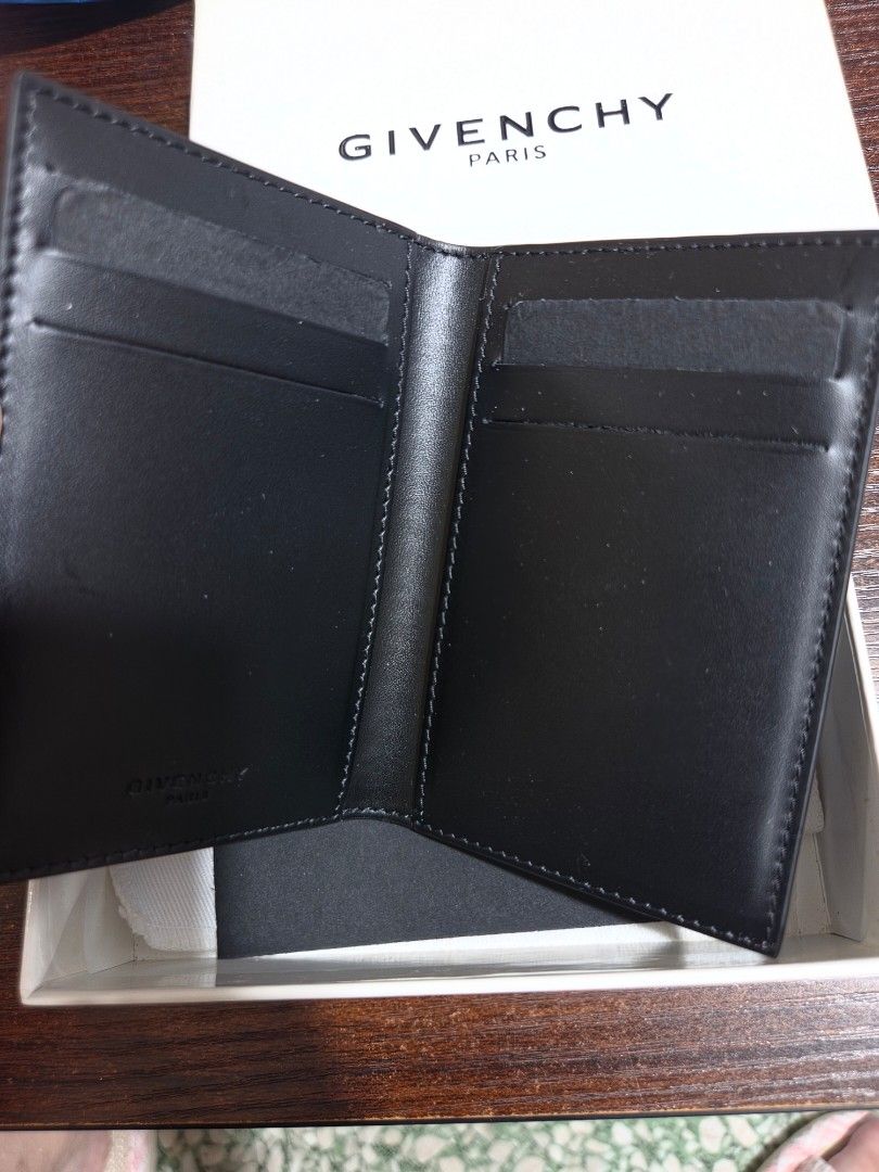 Givenchy （分類：手袋及銀包）位於 Hong Kong。 由 cch888000 提交（商品編號 1469627264，圖片 3）。簡介： card holder 全新未使用。