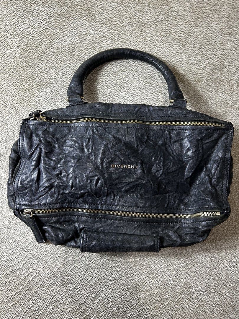 Givenchy Pandora (Category: Luxury Bags & Wallets) located in Aurora. Submitted by snoworiontwinkle_08 (Listing ID 1469665916, Image 1). Description: Maganda Fresh from the bale Dm me.