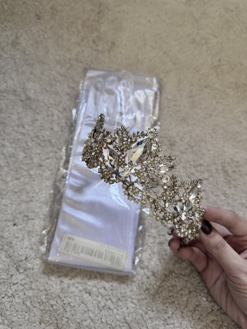 Gloves and Tiara (Princess Diaries) (Category: Gloves) located in Paranaque City. Submitted by closetanghelita (Listing ID 1469655114, Image 1). Description: Gloves and tiara from Shein Brand new and never got to use Can be used for princess diaries costume.