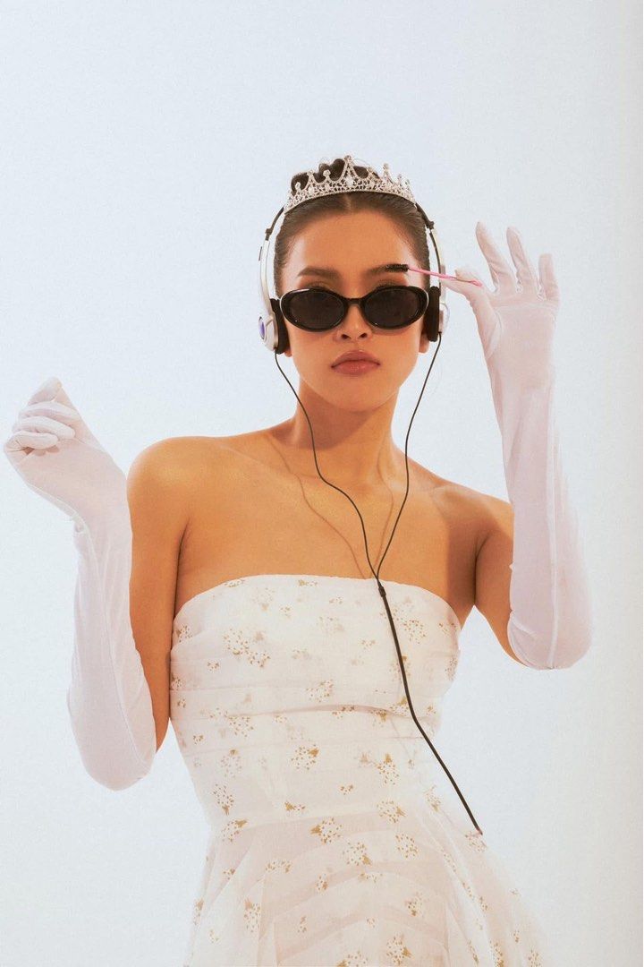 Gloves and Tiara (Princess Diaries) (Category: Gloves) located in Paranaque City. Submitted by closetanghelita (Listing ID 1469655114, Image 3). Description: Gloves and tiara from Shein Brand new and never got to use Can be used for princess diaries costume.