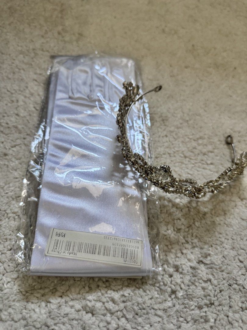 Gloves and Tiara (Princess Diaries) (Category: Gloves) located in Paranaque City. Submitted by closetanghelita (Listing ID 1469655114, Image 2). Description: Gloves and tiara from Shein Brand new and never got to use Can be used for princess diaries costume.
