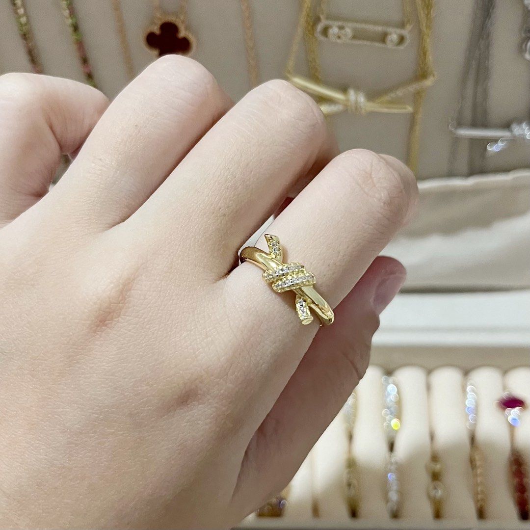 GOLD TIFFANY KNOT RING (Category: Rings) located in Talavera. Submitted by curatedbykhy (Listing ID 1469688163, Image 1). Description: .