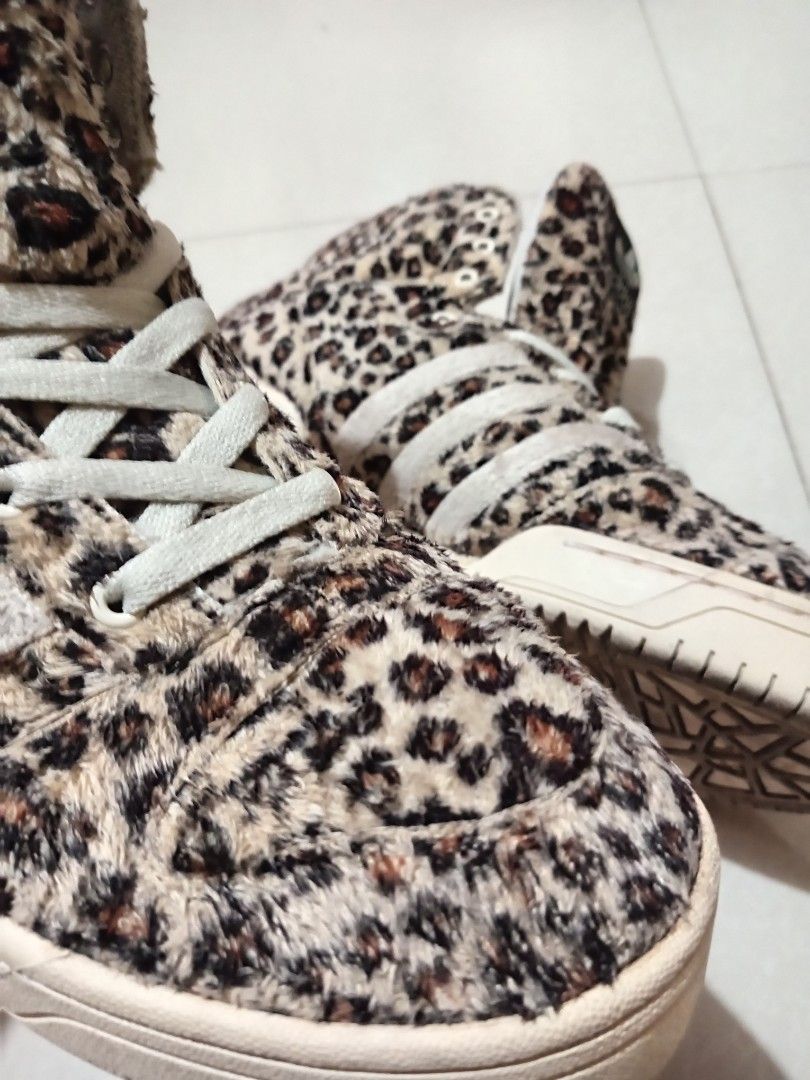 GRAIL ADIDAS JEREMY SCOTT LEOPARD (Category: Sneakers) located in Manila. Submitted by sonny2k (Listing ID 1469609153, Image 3). Description: GRAIL ADIDAS JEREMY SCOTT LEOPARD TAIL (AUTHENTIC) US: 11 EURO: 45 10/10 condi highest offer: 47$ / 3000₱ .