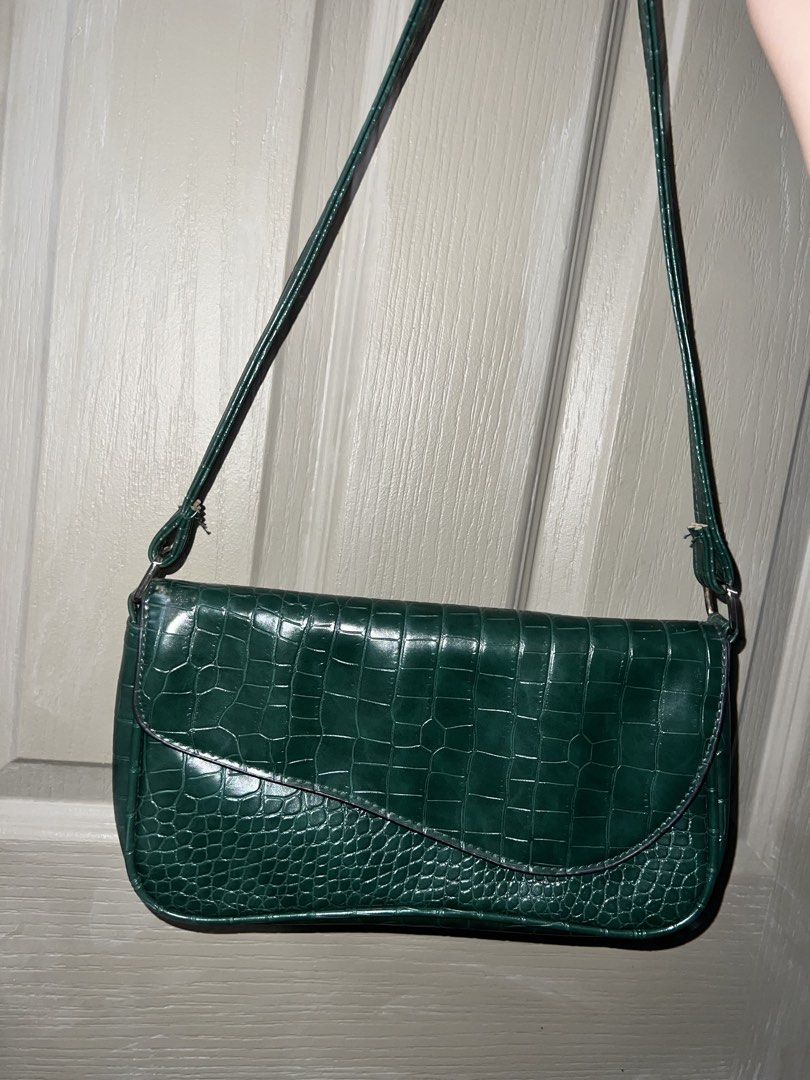 GREEN SHOULDER BAG IN LONG STRAP (Category: Shoulder Bags) located in Bulacan. Submitted by sgnzj (Listing ID 1469656988, Image 1). Description: NO FLAWS!! SUPER SPACIOUS SNAP BUTTON AND LONG STRAP VERY CHIC NO BRAND BUT FROM US .