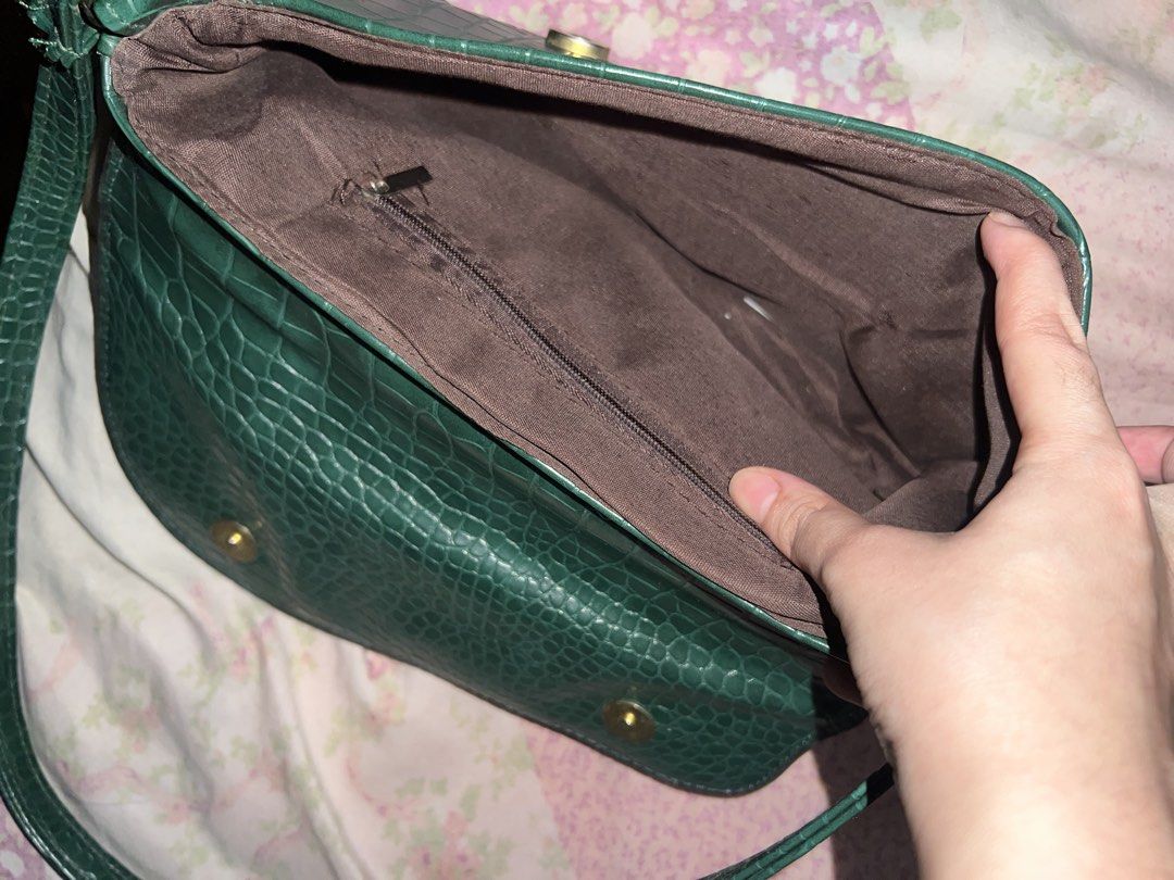 GREEN SHOULDER BAG IN LONG STRAP (Category: Shoulder Bags) located in Bulacan. Submitted by sgnzj (Listing ID 1469656988, Image 3). Description: NO FLAWS!! SUPER SPACIOUS SNAP BUTTON AND LONG STRAP VERY CHIC NO BRAND BUT FROM US .