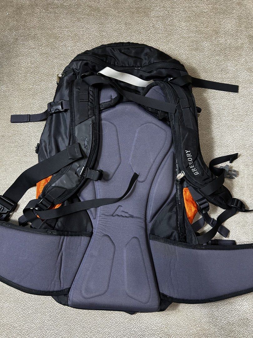 Gregory Backpack (Category: Backpacks) located in Aurora. Submitted by snoworiontwinkle_08 (Listing ID 1469629658, Image 2). Description: 45L Maganda Dm me .