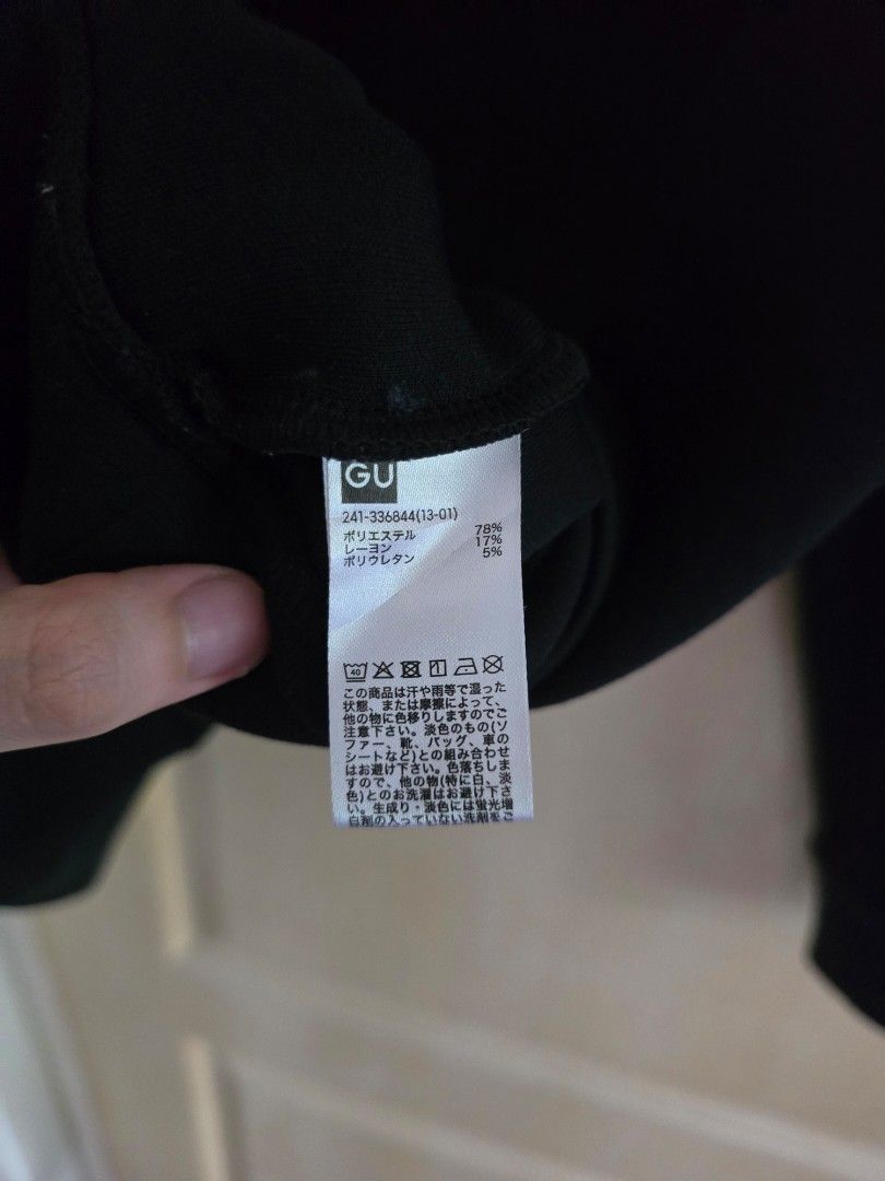 GU ACTIVE quarter zip sweatshirt (Category: Longsleeves) located in Cavite. Submitted by rydes_clo (Listing ID 1469639032, Image 3). Description: ang ganda neto very instagrammable perfect for ber months with pockets 10/10 condition.