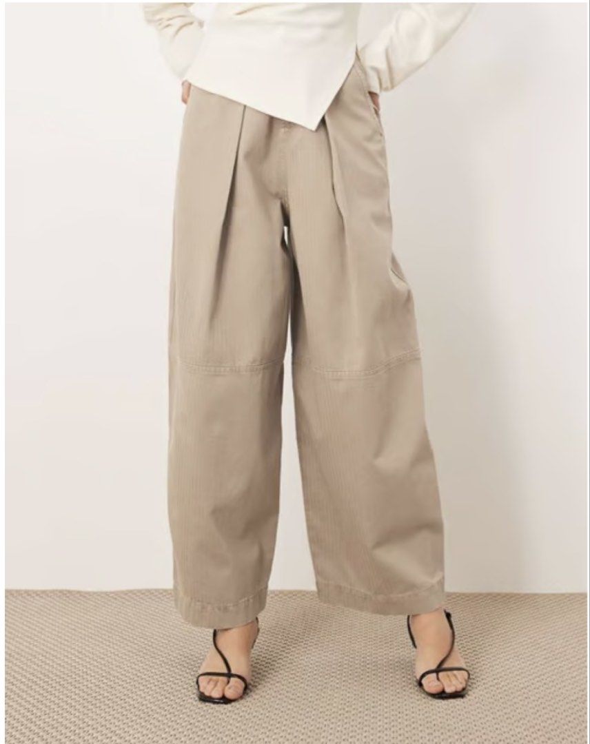 GU Beige Wide Leg Pants Size M (Category: Jeans) located in Cavite. Submitted by yakultjeni85475 (Listing ID 1469747089, Image 1). Description: - Brand/Model: GU - Color: Neutral beige (goes with everything) - Size: M - Material: Comfortable rayon and polyester blend - Design: Front pleats and side pockets with button closure - Style: Versatile wide leg pants, perfect for casual days or office wear.