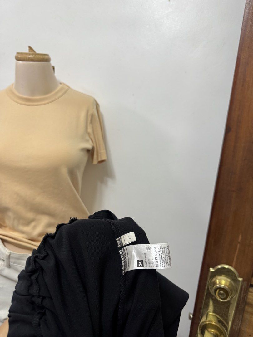 GU Black Midi Wrap Skirt Size L (Category: Skirts) located in Cavite. Submitted by yakultjeni85475 (Listing ID 1469747068, Image 2). Description: - Brand/Model: GU - Size: L - Color: Solid Black - Style: Wrap-style front midi skirt - Features: Handy side pocket and comfortable elastic waistband at the back - Condition: Great for everyday wear, easy to match with tees and blouses.