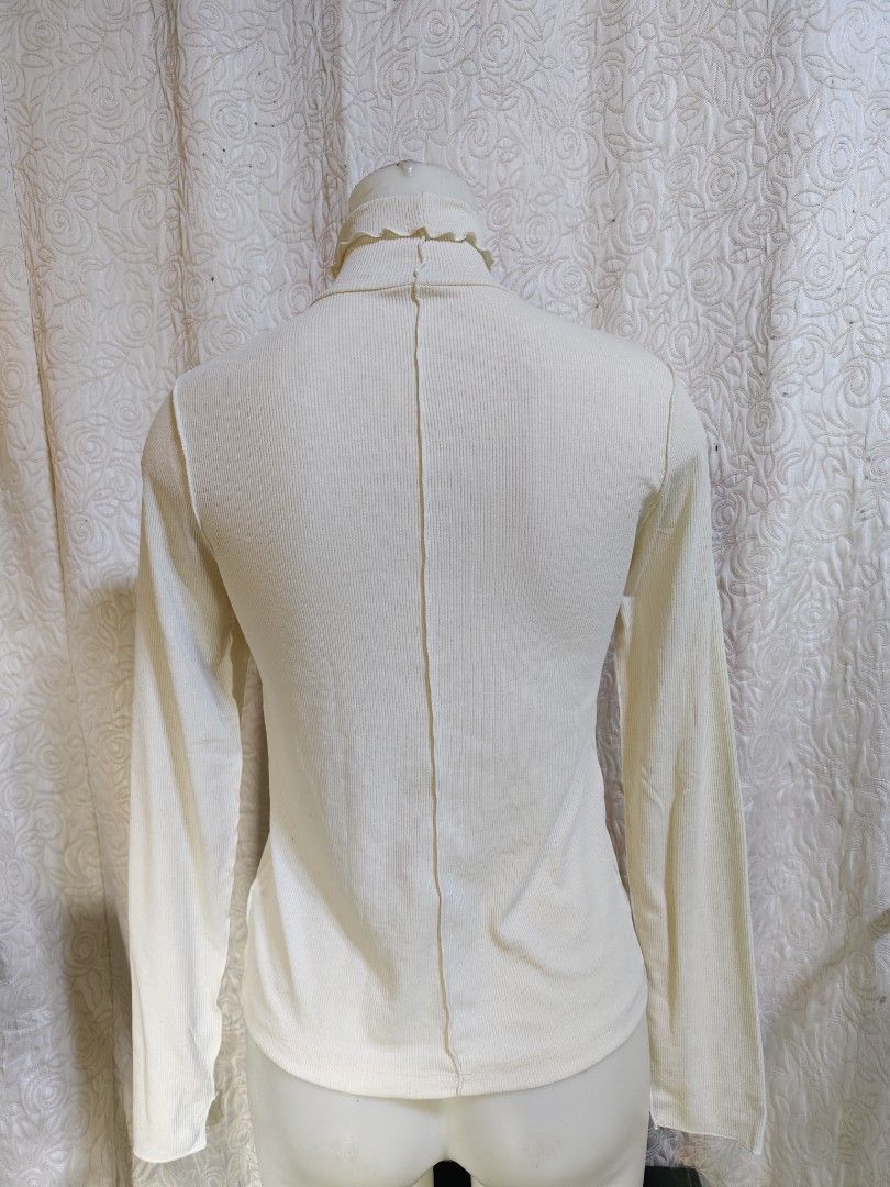 GU Cream Ribbed Lettuce-Edge Turtleneck Top (Medium) (Category: Coats, Jackets and Outerwear) located in Baguio. Submitted by pisces_beattidue23 (Listing ID 1469755420, Image 2). Description: GU Cream Ribbed Lettuce-Edge Turtleneck Top (Medium).
