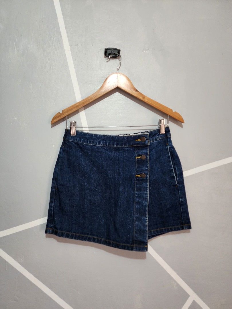 GU DENIM SKORT (Category: Shorts) located in General Trias. Submitted by ksclothingbyjuy (Listing ID 1469725252, Image 1). Description: Small on tag Garterize back w/2 side pockets working buttons.
