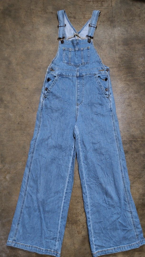 GU Jeans Light Blue Denim Overalls Size S (Category: Jumpsuits) located in La Paz. Submitted by carou89146 (Listing ID 1469583486, Image 1). Description: - Brand: GU - Style: Denim overalls / Dungarees - Color/Wash: Light blue wash - Size: S (tag) - Material: 98% cotton, 2% polyurethane (slight stretch for comfort) - Features: Adjustable shoulder straps with metal hardware, front chest pocket, side pockets, side button closure - Fit: Straight, wi